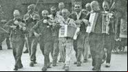 Orquestra de presos do campo de concentração de Mauthausen - Domínio Público via Wikimedia Commons