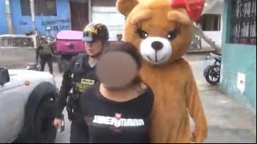 Fotografia feita durante a prisão que mostra a fantasia de ursinho de pelúcia - Divulgação/ Polícia Nacional do Peru