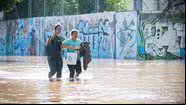 Mulheres em meio a enchente no Rio Grande do Sul - Getty Images
