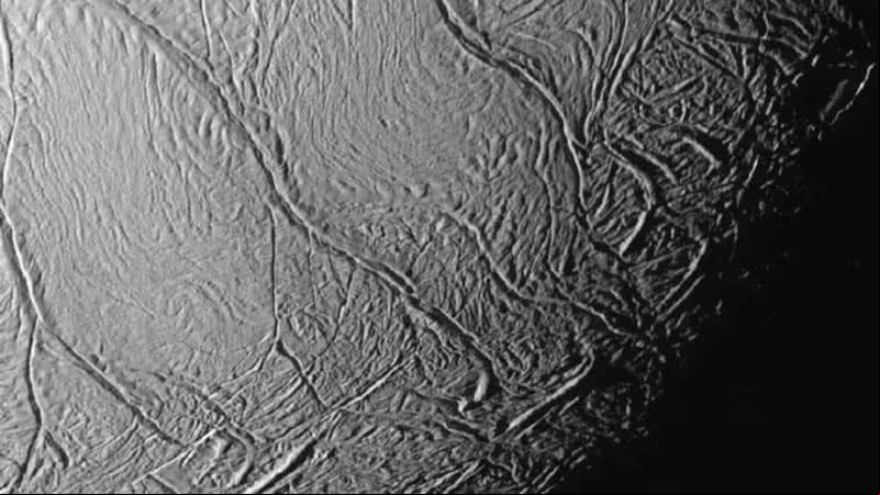 "Listras de tigre" em lua vistas mais de perto - Reprodução / NASA