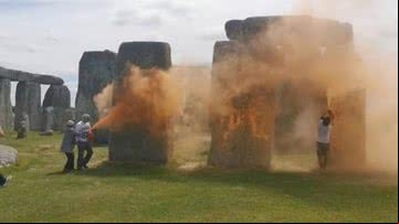 Ativistas jogaram tinta em ao menos três monólitos de Stonehenge - Divulgação