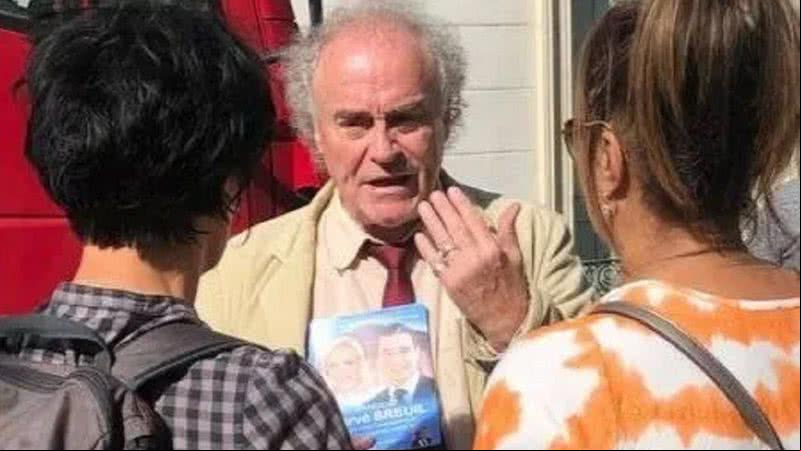 Hervé Breuil entregando panfletos em campanha em Saint-Etiénne - Reprodução/X