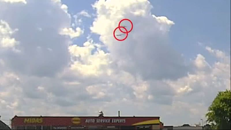 Momento em que aeronaves aparentam quase colidir - Divulgação/vídeo/UOL