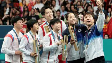 Fotografia tirada no momento da selfie entre atletas da Coreia do Norte, Coreia do Sul e da China, nas Olimpíadas - Getty Images
