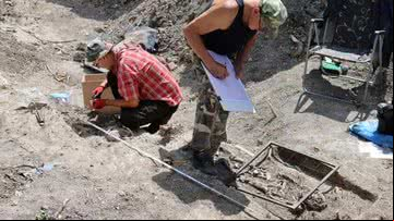 Arqueólogos analisam enterros encontrados - Divulgação/Lublin Voivodeship Conservator of Monuments