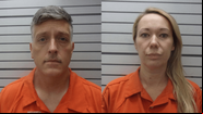 O casal Jon e Carie Hallford, donos de funerária ecológica - Divulgação