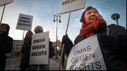 Grupo de avós "Omas gegen Rechts" protesta contra extrema direita - Getty Images