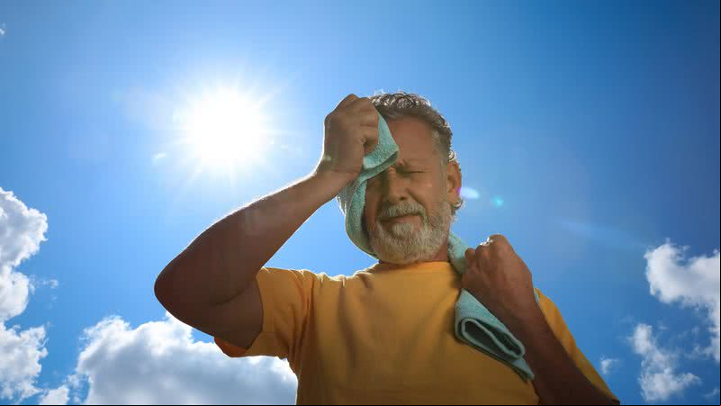 Imagem ilustrativa de homem com calor - Getty Images