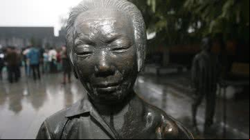 Detalhe de uma escultura do sobrevivente do Massacre de Nanquim, Ni Cuiying - Getty Images