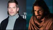 Dallas Jenkins (à esqu.) e cena de The Chosen (à dir.) - Getty Images e Divulgação