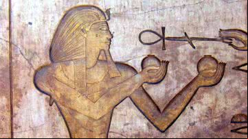 Representação de Tutmés II encontrada no Templo de Karnak - Domínio Público