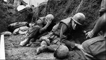 Soldados americanos em trincheira durante a Guerra do Vietnã - Getty Images