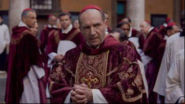 Ralph Fiennes em 'Conclave' (2024) - Reprodução/Diamond Films