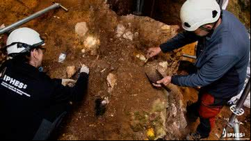 Arqueólogos desenterram os ossos faciais da caverna Sima del Elefante - Divulgação/IPHES