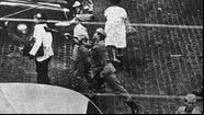 Soldado agredindo homem em Recife em 1º de abril de 1964 - Rubens Américo/Revista O Cruzeiro/Reprodução do livro “1964 - Imagens de um golpe de Estado”