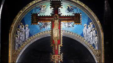 Cruz com uma pintura de Jesus Cristo sobre o altar da Catedral de Westminster - Getty Images