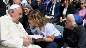 Irmã Geneviève Jeanningros acompanha mulher trans em encontro com o papa Francisco - Reprodução/Vatican Media