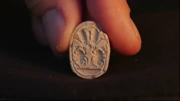 Amuleto de escaravelho encontrado em Israel - Divulgação/Autoridade de Antiguidades de Israel/Emil Aladjem