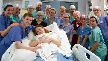 Grace Davidson e o marido, Angus, com a filha e a equipe do hospital - Divulgação/Womb Transplant UK
