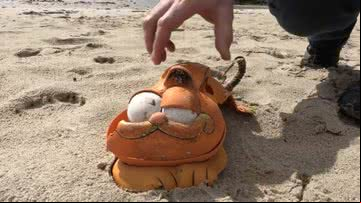 Telefone de Garfield em praia da França - Reprodução/Video/YouTube/AFP
