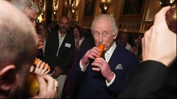Rei Charles tocando música com uma cenoura junto da London Vegetable Orchestra - Getty Images