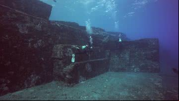 Mergulhador observa formação rochosa de Yonaguni - Reprodução/Video/YouTube/History Channel