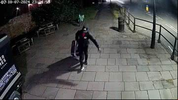Yostin Mosquera foi flagrado carregando mala com corpos esquartejados de vítimas na Inglaterra - Reprodução/Met Police