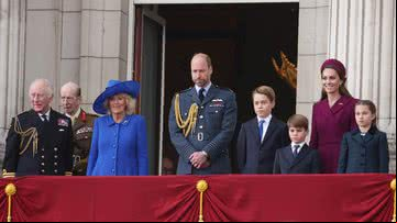 Família Real assistindo ao desfile do Dia da Vitória no Reino Unido - Getty Images
