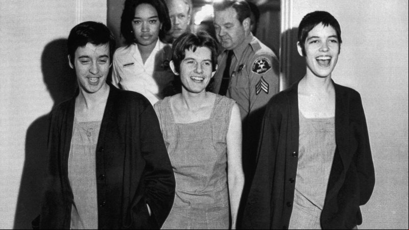 Patricia Krenwinkel (ao centro) em 1971, após receber sentença de morte - Getty Images