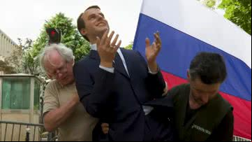 Ativistas do Greenpeace roubam estátua de cera de Emmanuel Macron - Reprodução/Youtube (@AFP)