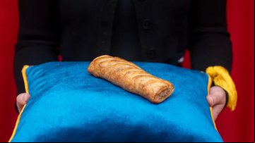 Escultura do enroladinho de salsicha da rede britânica Greggs - Divulgação/Madame Tussauds
