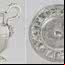 À esquerda, jarra de prata feita com metal da frota espanhola capturada em 1628; à direita, bacia de prata produzida depois