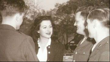 Criadora da base para os aparelhos de comunicação sem fio, a vida de Hedy Lamar foi muito além das telonas - Créditos: Reprodução/Amazon