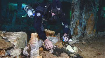 Mergulhador coleta amostras de carvão para análise - El Centro Investigador del Sistema Acuífero de Quintana Roo A.C.