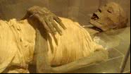 Múmia de homem egípcio antigo - Keith Schengili-Roberts pelo Wikimedia Commons
