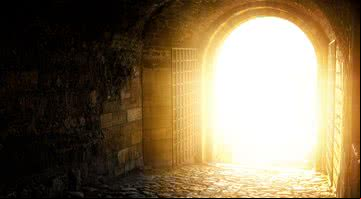 Imagem meramente ilustrativa de um portão com forte luz - Divulgação