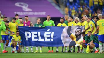 Jogadores da seleção brasileira exibem faixa em homenagem a Pelé - Getty Images