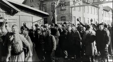 Sobreviventes de Auschwitz deixando o campo no final da Segunda Guerra Mundial - Getty Images