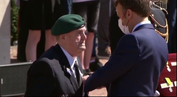 Macron e Leon Gautier durante a cerimônia - Divulgação/G1