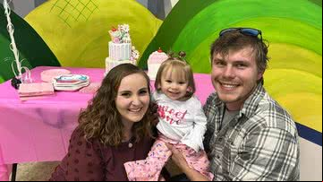 Imagem de Britni Eddy com sua filha e seu marido - Reprodução/Facebook/Britni Eddy
