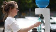 Britânica enche garrafa de água em meio a onda de calor no Reino Unido - Getty Images