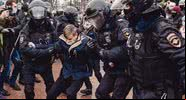 Policia prendendo manifestante russo - Getty Images