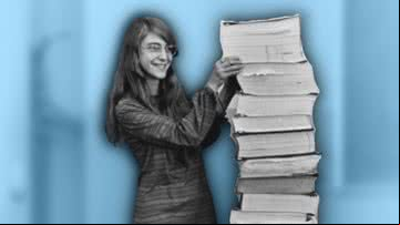 Margareth ao lado do código que redigiu, em montagem gráfica - Draper Laboratory via Wikimedia Commons