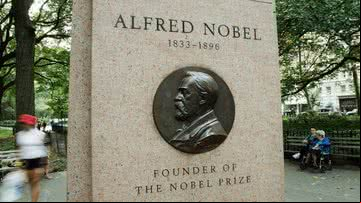 Placa enaltece figura de Alfred Nobel, criador da premiação - Getty Images