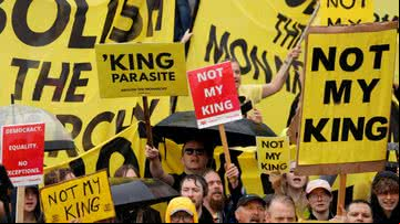 Manifestantes anti-monarquia durante protesto - Getty Images