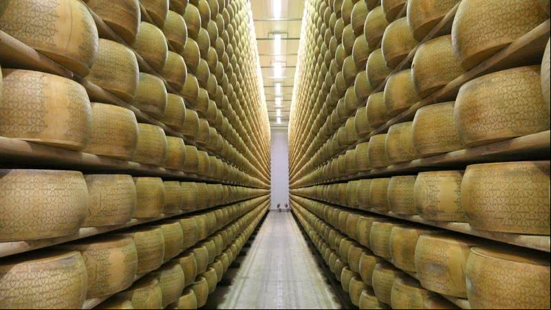 Imagem ilustrativa de prateleiras com unidades de queijo Grana Padano - Foto de silviapercaso, via Pixabay