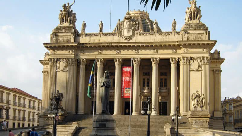 Estátua de Tiradentes na frente do Palácio Tiradentes. Disponível em: https://commons.wikimedia.org/wiki/File:Pal%C3%A1cio_Tiradentes.jpg - Halley Pacheco de Oliveira/Wikimedia Commons