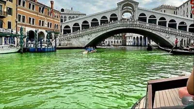 Canal de Veneza com cor diferenciada - Reprodução / Redes Sociais