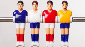 Seleção já vestiu camisas nas cores azul, amarela, branca e até vermelha - Shutterstock