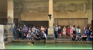 Turistas observam mulher se banhar na terma romana da Inglaterra - Crédito: Natalie Bochenski